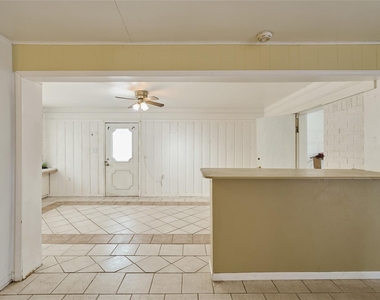 203 Paul Knox Street - Photo Thumbnail 17