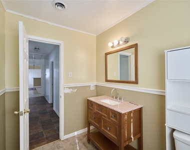 203 Paul Knox Street - Photo Thumbnail 28