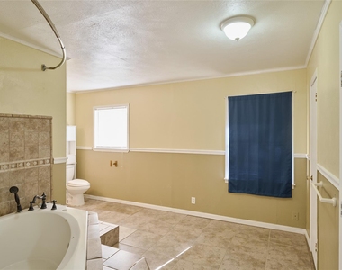 203 Paul Knox Street - Photo Thumbnail 7