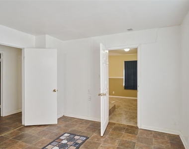 203 Paul Knox Street - Photo Thumbnail 6