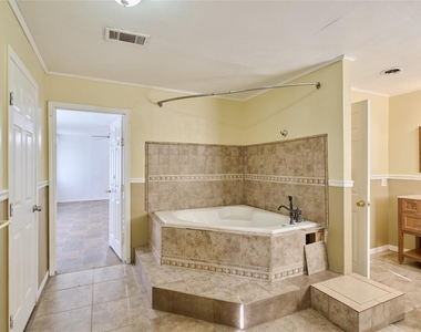203 Paul Knox Street - Photo Thumbnail 8