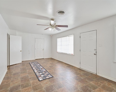 203 Paul Knox Street - Photo Thumbnail 3