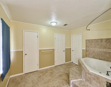 203 Paul Knox Street - Photo Thumbnail 29