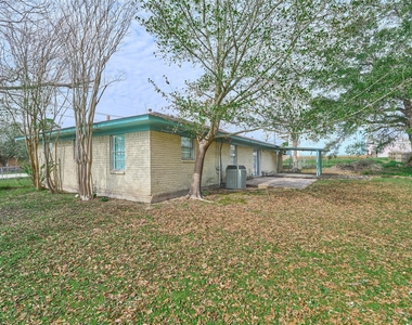 203 Paul Knox Street - Photo Thumbnail 32