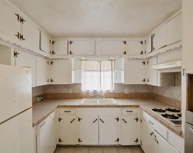 203 Paul Knox Street - Photo Thumbnail 15