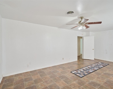 203 Paul Knox Street - Photo Thumbnail 4