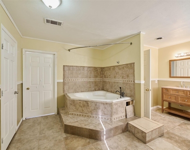 203 Paul Knox Street - Photo Thumbnail 30