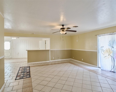 203 Paul Knox Street - Photo Thumbnail 9