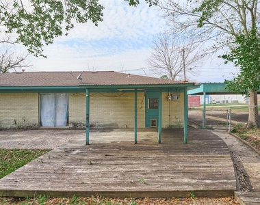 203 Paul Knox Street - Photo Thumbnail 35