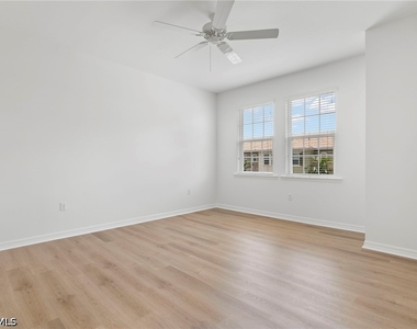 10818 Alvara Way - Photo Thumbnail 18