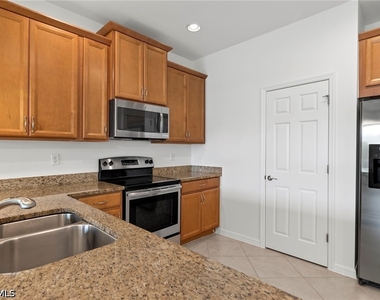 10818 Alvara Way - Photo Thumbnail 7