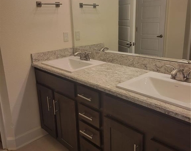 25 Barrington Drive - Photo Thumbnail 11