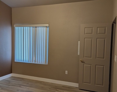 3925 Lazy Pine Street - Photo Thumbnail 2