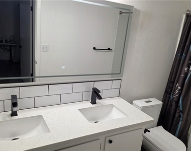 3913 Oakhill Avenue - Photo Thumbnail 4