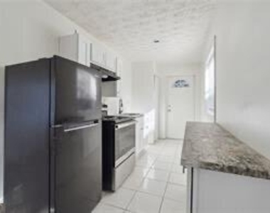 324 Brooks Avenue Sw - Photo Thumbnail 4
