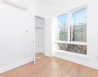484 Gates Avenue - Photo Thumbnail 2