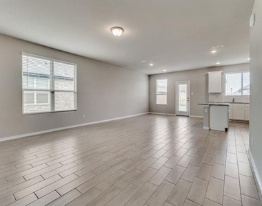 920 Ravenwood Lane - Photo Thumbnail 3