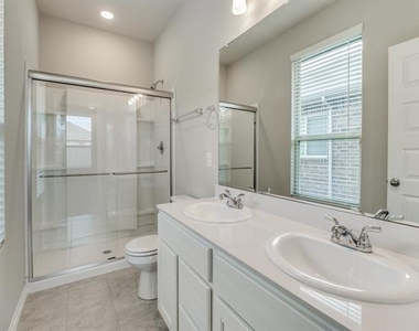 920 Ravenwood Lane - Photo Thumbnail 7