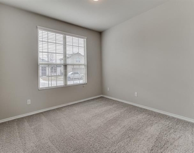 920 Ravenwood Lane - Photo Thumbnail 8