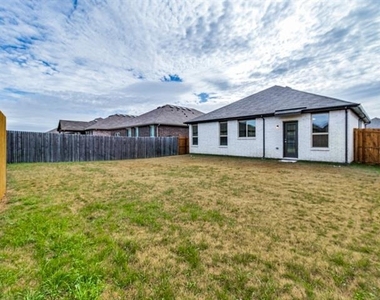 920 Ravenwood Lane - Photo Thumbnail 10