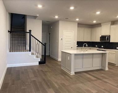 7833 Sunset Boulevard - Photo Thumbnail 7
