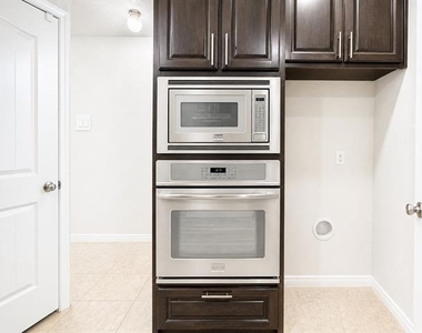 9505 Cypress Lake Drive - Photo Thumbnail 12