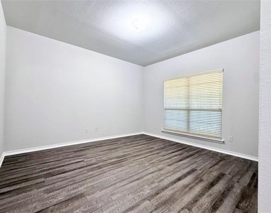9505 Cypress Lake Drive - Photo Thumbnail 6