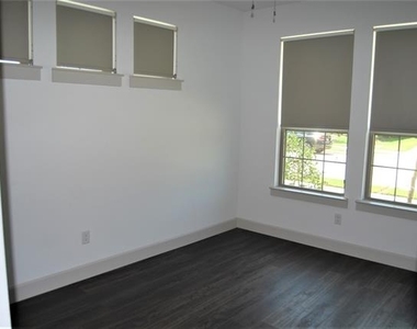2133 Bonnell Street - Photo Thumbnail 12