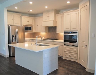 2133 Bonnell Street - Photo Thumbnail 6