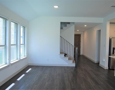 2133 Bonnell Street - Photo Thumbnail 3