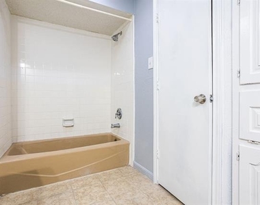 4444 Boston Drive - Photo Thumbnail 17