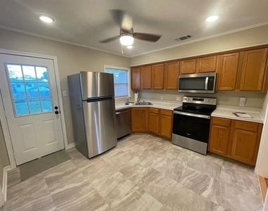 805 20th Street - Photo Thumbnail 3