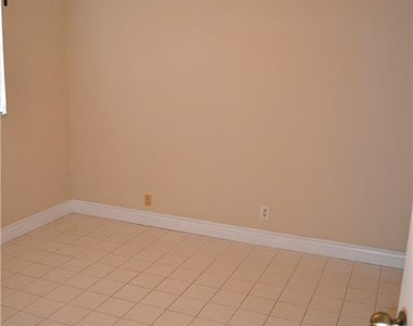 1005 Country Club Drive - Photo Thumbnail 11