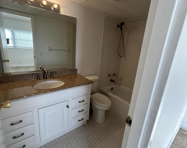 1005 Country Club Drive - Photo Thumbnail 8