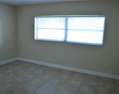 1005 Country Club Drive - Photo Thumbnail 6