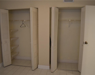 1005 Country Club Drive - Photo Thumbnail 12