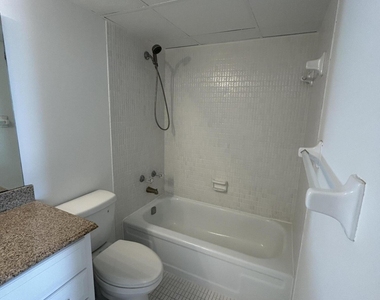1005 Country Club Drive - Photo Thumbnail 7