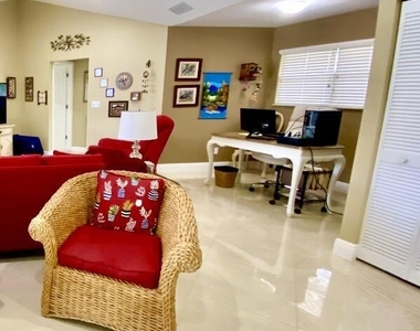 1127 E Seminole Avenue - Photo Thumbnail 5