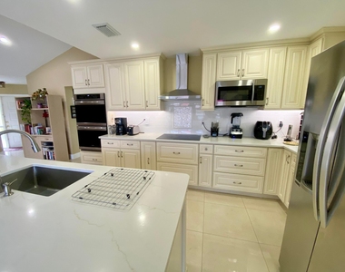1127 E Seminole Avenue - Photo Thumbnail 2