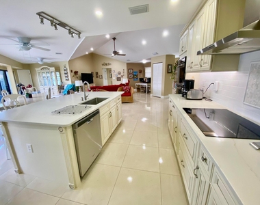 1127 E Seminole Avenue - Photo Thumbnail 3