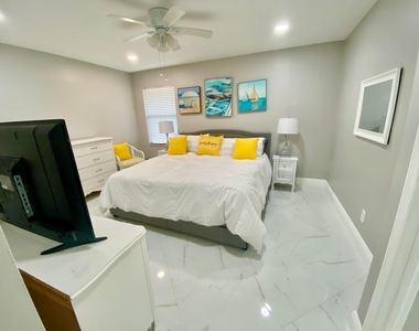 1127 E Seminole Avenue - Photo Thumbnail 6