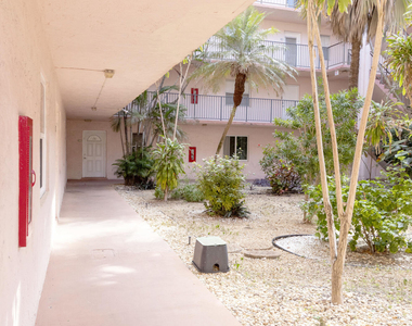 2851 Somerset Drive - Photo Thumbnail 2
