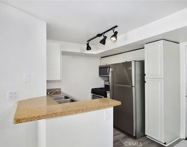 21500 Burbank Boulevard - Photo Thumbnail 3