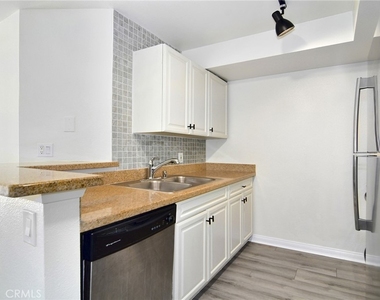 21500 Burbank Boulevard - Photo Thumbnail 4