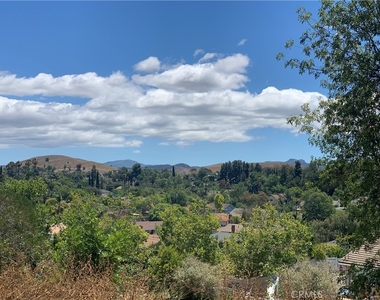 228 W Avenida De Las Flores - Photo Thumbnail 10