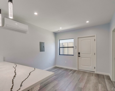 1260 E Turin Avenue - Photo Thumbnail 6