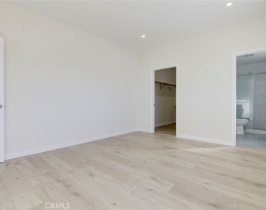 7408 Radford Ave - Photo Thumbnail 17