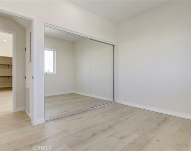 7408 Radford Ave - Photo Thumbnail 15