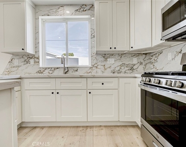 7408 Radford Ave - Photo Thumbnail 5