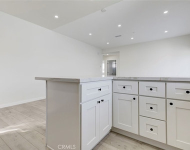 7408 Radford Ave - Photo Thumbnail 6